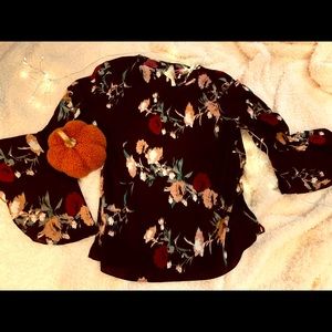 VINCE CAMUTO. Women’s black floral blouse. Size M